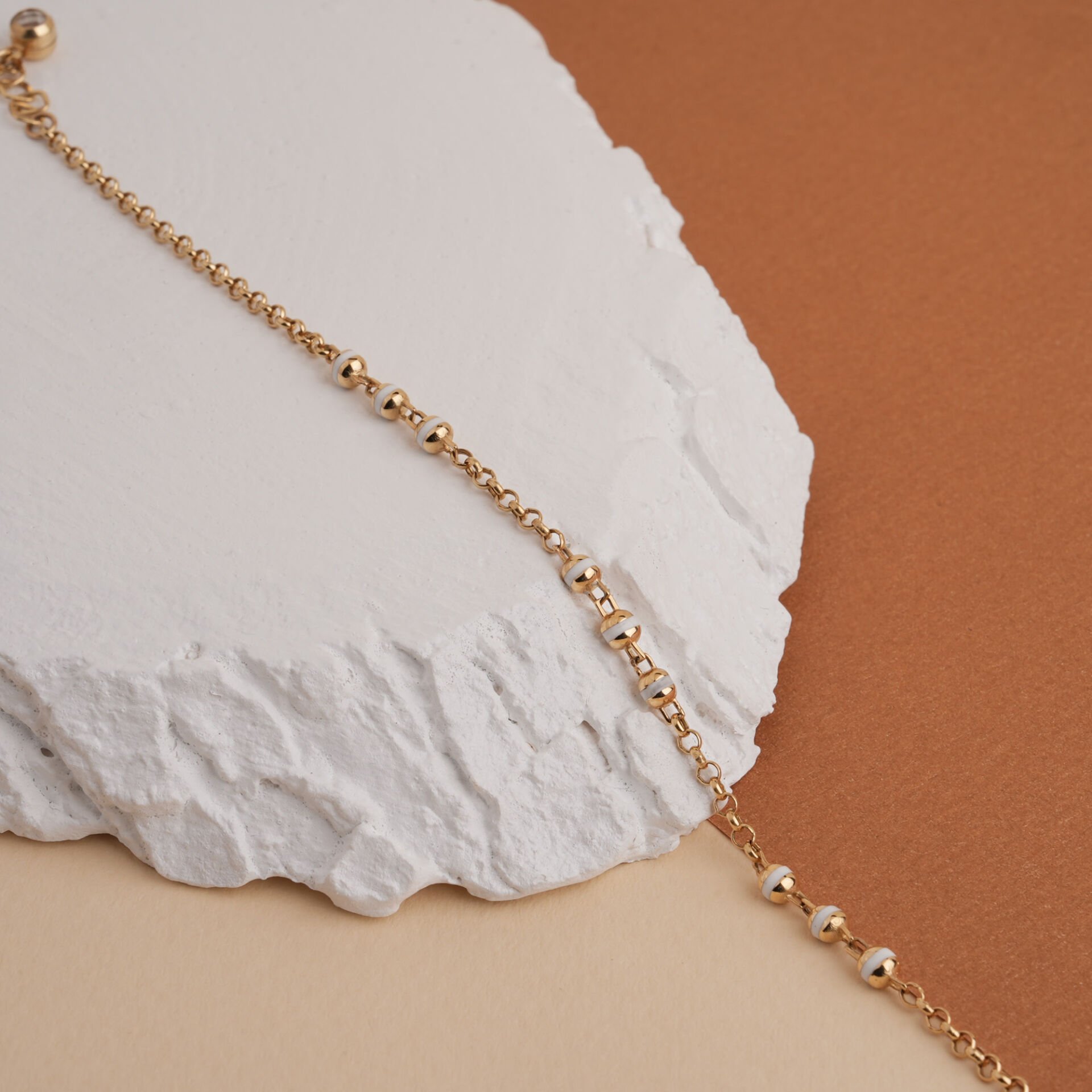 Beyaz Çizgili Bileklik